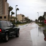 L’uragano Matthew investe la costa della Florida durante la notte