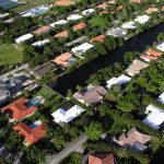 7002753-Litorale-alloggi-in-un-quartiere-Suburbano-di-Miami–Archivio-Fotografico